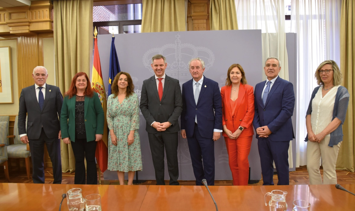 El presidente del CGCOM traslada al ministro de sanidad la preocupación por la crisis del sistema sanitario 
								en España y la necesidad de un pacto de Estado